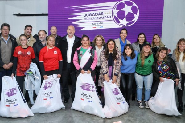 Perotti entregó kits a equipos de fútbol femenino de la Liga Rosarina