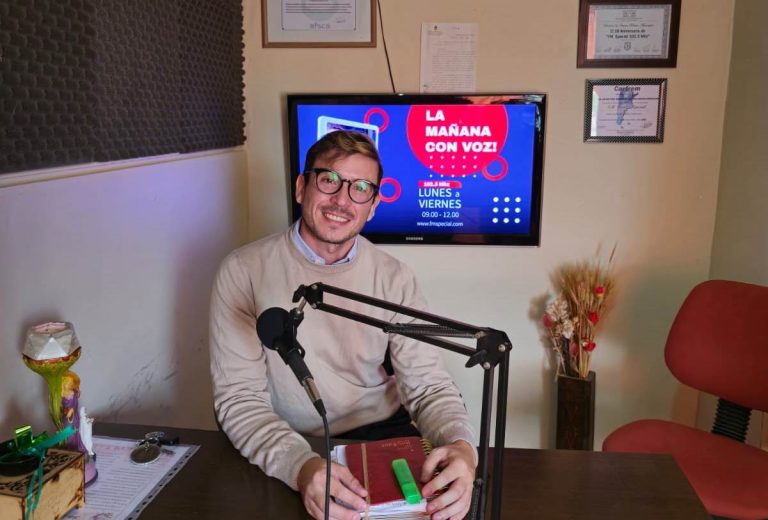 El profesor Manu Minard visitó los estudios de la FIRST y propuso trabajar algunas estrategias para abordar el bullying, la vulnerabilidad social y el déficit de aprendizaje